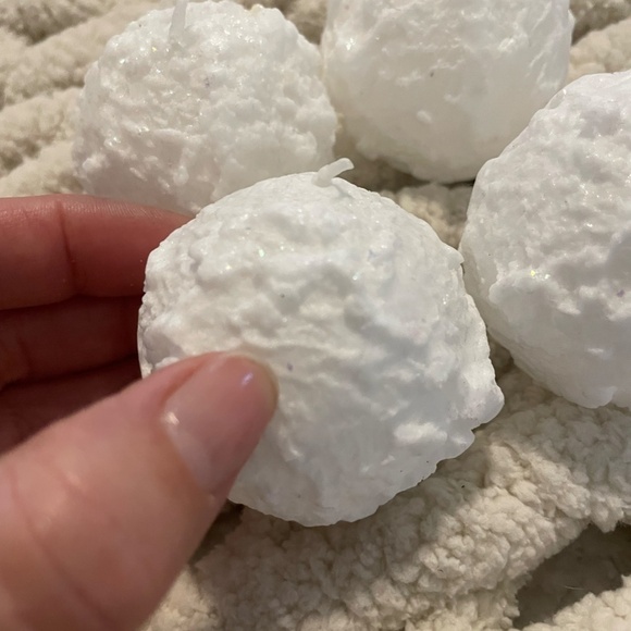 LOT OF 4 SMALL WINTER SNOWBALL SHAPED CANDLES NEW - Picture 8 of 9